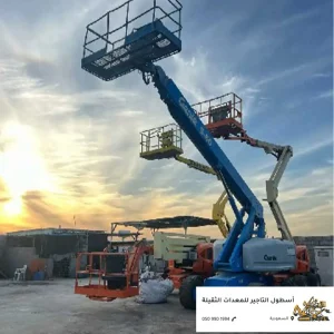 مان لفت مان لفت أزرق وبرتقالي يعمل في موقع خارجي