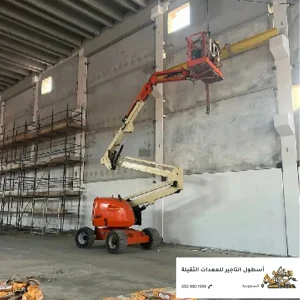 مان لفت مان لفت مفصلي يعمل داخل مستودع صناعي