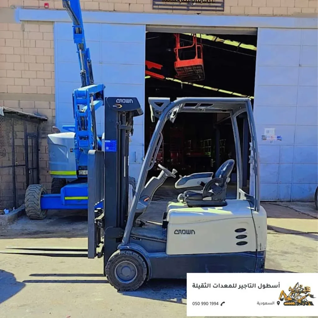 رافعات شوكية داخل مستودع لتأجير معدات المناولة