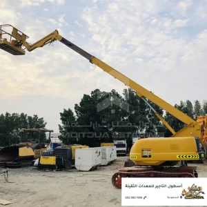 مان لفت مان لفت أصفر بذراع طويل يعمل في موقع معدات ثقيلة